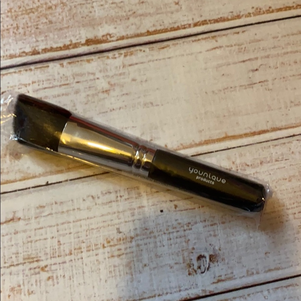 Younique blush brush